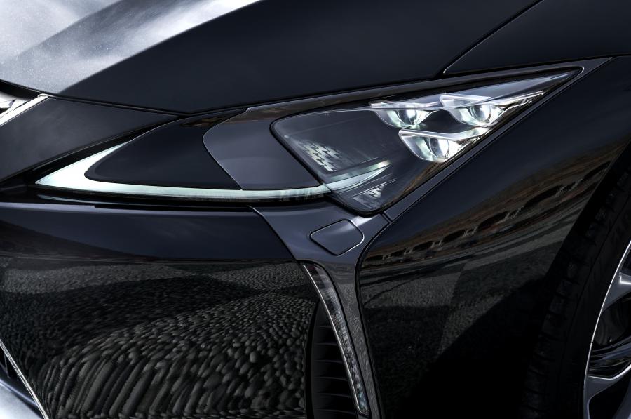 Детали экстерьера Lexus LC500 2017 года  (NA) (фото 38 из 48)